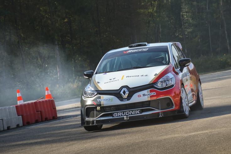 Na avtomobilskem kronometru je bil najhitrejši Matej Grudnik s pokalnim renault cliom. Velenjčan prav tako spada med tiste voznike, ki tega zmogljivega dirkalnika v Sloveniji uradno ne more preizkušati.  | Foto: Luka Gregorič