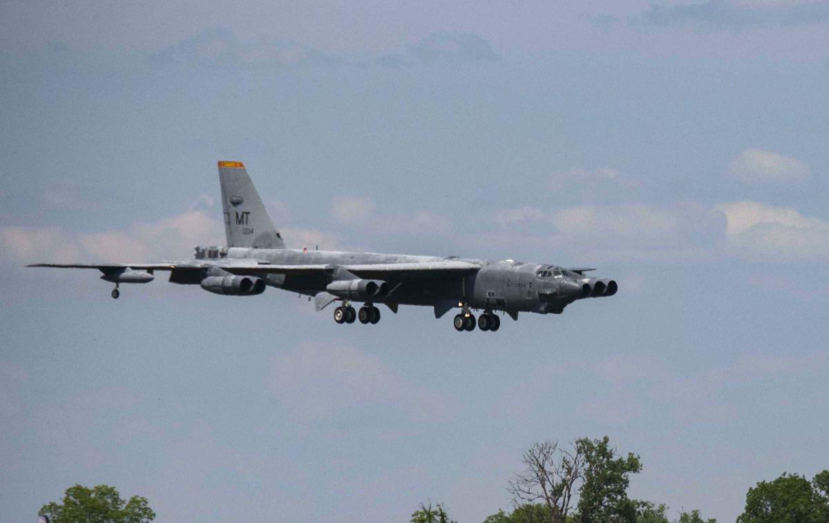 letalo B-52 | Obujeno letalo B-52 z vzdevkom "Wise Guy" so zasilno zakrpali in z njim opravili polet do vojaške zračne baze v Barksdalu.   | Foto USA Air Force