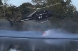 Helikopter med akcijo gašenja gozdnega požara strmoglavil v jezero #video