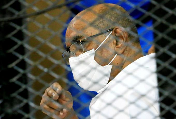 Odstavljeni sudanski predsednik Omar Al Bašir med sojenjem zaradi vojaškega udara leta 1989, ki ga je pripeljal na oblast. Sodišče v Kartumu, Sudan, 15. septembra 2020.  | Foto: Reuters