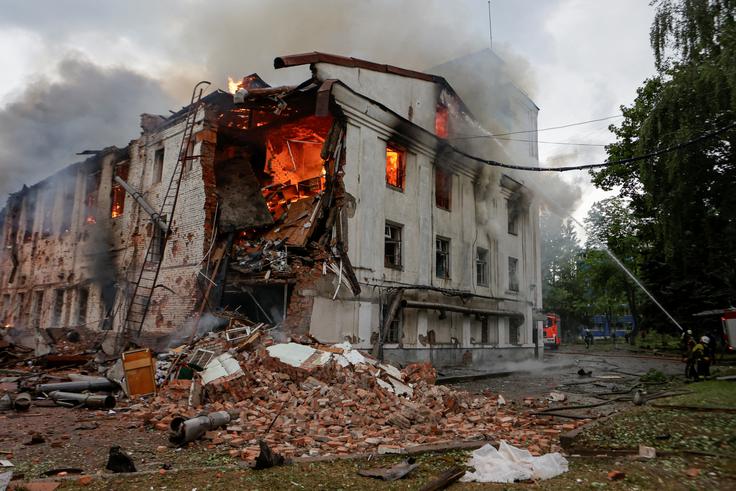 Posledice današnjega ruskega napada na Harkov. | Foto: Reuters