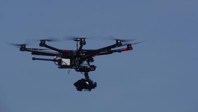 Pravna podlaga za uporabo dronov v policiji ni protiustavna