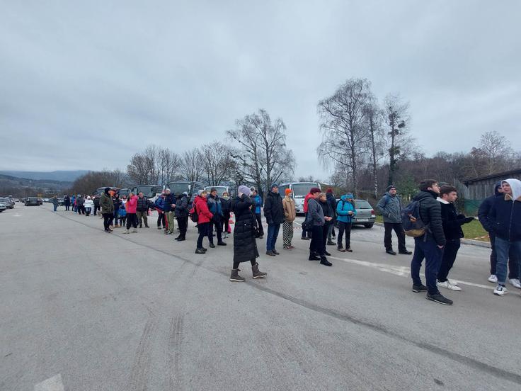 Pokljuka Navijači so v jutranjih urah nerazumljivo dolgo čakali na organiziran prevoz do Rudnega polja. | Foto: Bralec