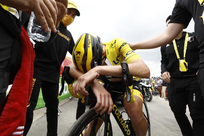 Tadej Pogačar je v zadnjih kilometrih 11. etape povsem popustil in se vidno mučil do cilja. | Foto: Reuters