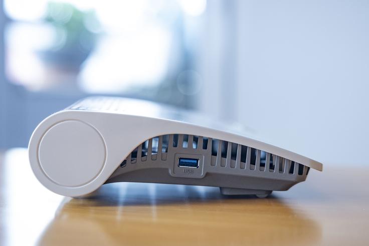 Na levi strani usmerjevalnika FRITZ!Box 4690 je vmesnik USB 3.0, na katerega je mogoče priključiti omrežni disk in s tem tudi medijski strežnik ali medijski tiskalnik. | Foto: Ana Kovač