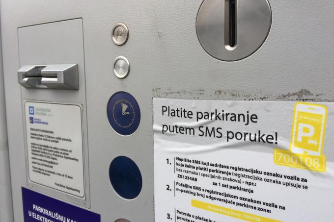Parkomat v Zagrebu z navodili, kako se parkirnina plača s sporočilom SMS.  | Foto: Matej Leskovšek