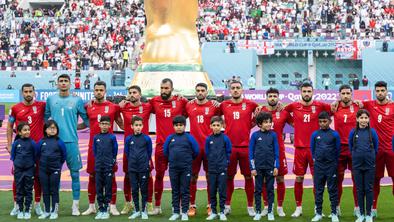 Iranski nogometaši niso peli himne, v domovini prekinili prenos #video