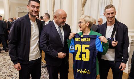 "Vsaka medalja, vsak rezultat, vsak osebni rekord je tudi darilo narodu"