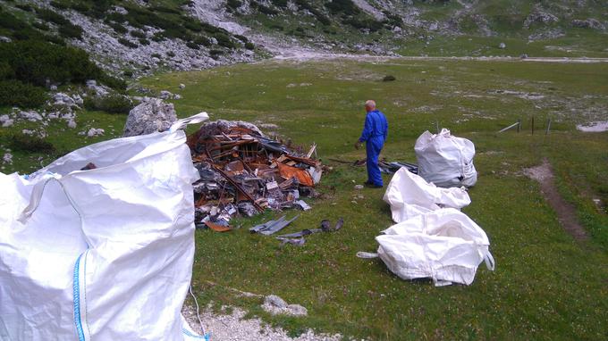 Odpadni material so s pomočjo helikopterjev prepeljali v dolino. | Foto: Beno Karner