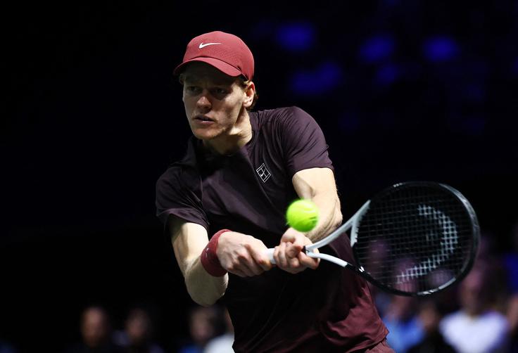 Jannik Sinner je v Parizu nadigral Alexandra Zvereva s 6:0 in 6:1. | Foto: Reuters