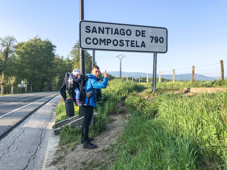 Družina Mehle Sebastijan Mehle ob obcestni tabli, ki označuje eno od najbolj prepoznavnih točk Jakobove poti. V mestu Santiago de Compostela je pokopan apostol Jakob. | Foto: osebni arhiv/Lana Kokl