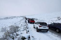 Poplave in sneg v Južni Afriki s ceste odnesle minibus s šolarji