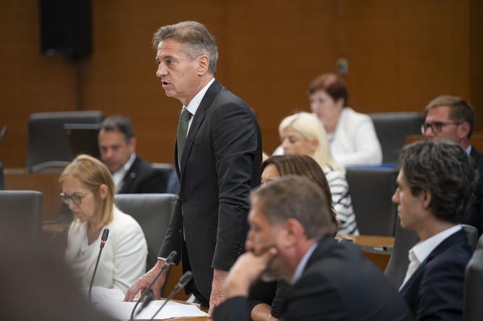 Robert Golob | "Stališče Slovenije je nedvoumno. Ker gre za kršitve, moramo biti pri ukrepanju hitri in odločni. Najmanj, kar pričakujemo, je zamrznitev trgovinskega dela sporazuma," poudarja predsednik vlade Robert Golob. | Foto Vlada Republike Slovenije