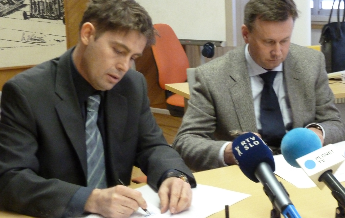 Igor Rakuša | V Radečah je Igor Rakuša (desno) januarja 2014 podpisal pogodbo o nakupu papirnice iz stečajne mase. | Foto STA