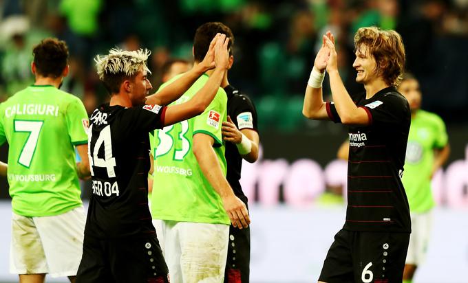 Kevin Kampl v družbi Hrvata Tina Jedvaja, ki je Bayerju prinesel zmago v Wolfsburgu. | Foto: Guliverimage/Getty Images
