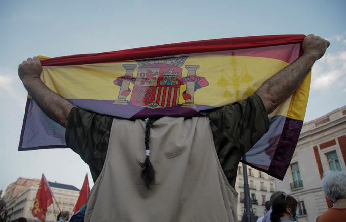 Nasprotniki španske monarhije so na protestih v Madridu nosili zastave druge španske republike. | Foto: Reuters