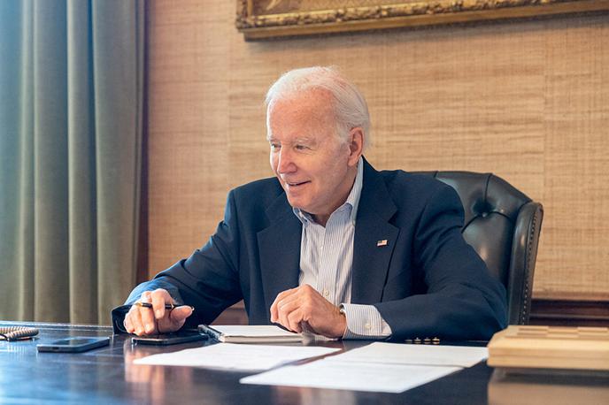 Joe Biden | Biden se je v petek virtualno srečal s svojo gospodarsko ekipo, in sicer iz svoje rezidence v Beli hiši. Govoril je s hripavim glasom. | Foto Reuters