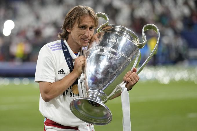 Luka Modrić je lani z madridskim Realom osvojil ligo prvakov že petič. Letos je v polfinalu občutil moč Cityja in po hudem porazu z 0:4 v Manchestru izpadel. | Foto: AP / Guliverimage