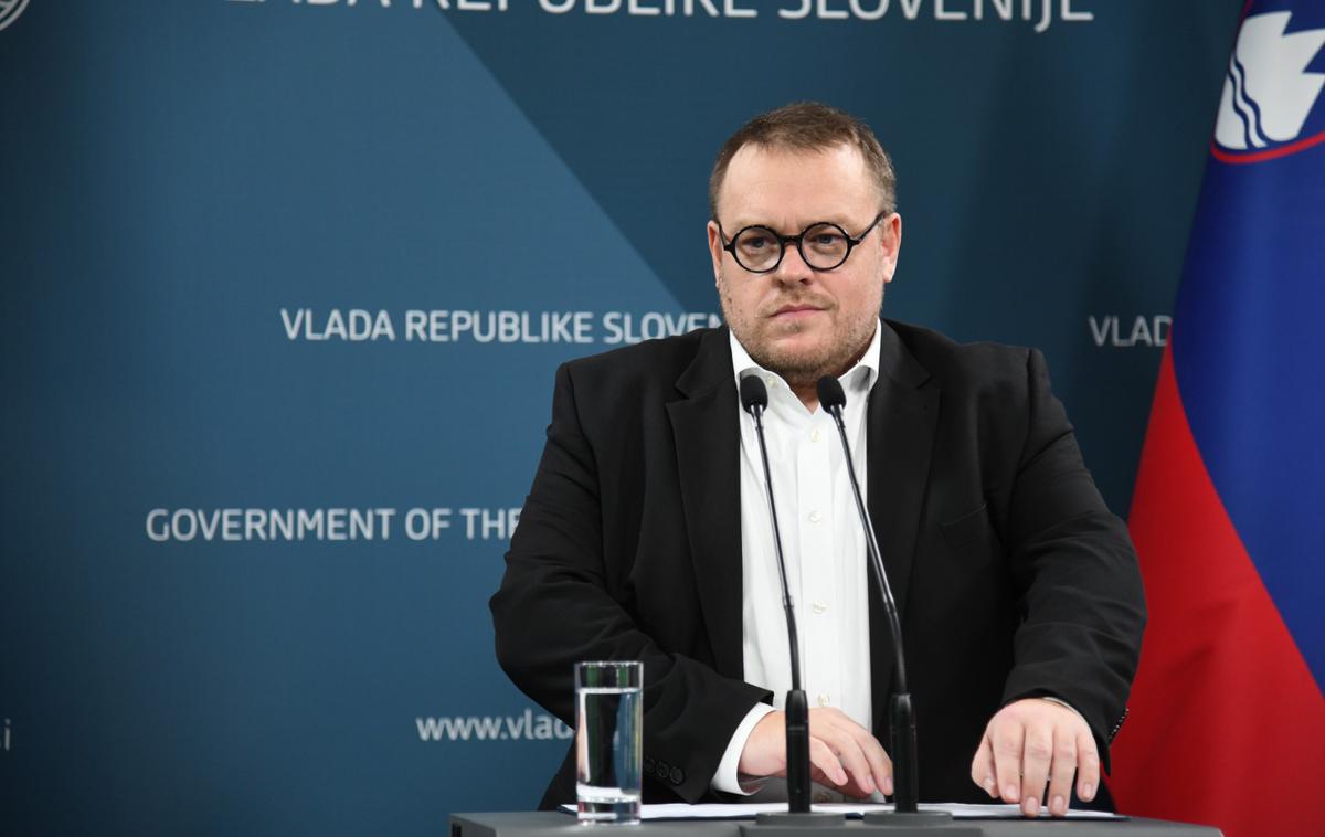 Simon Maljevac, minister | Poudaril je, da prevedba v sistem dolgotrajne oskrbe za stanovalce pomeni nižje položnice bivanja v domu. "Vsi vemo, da po obstoječem sistemu stanovalci plačujejo oskrbo in nastanitev, po novem zakonu o dolgotrajni oskrbi, in ko bodo prevedeni v sistem, pa bodo od 1. 12. na položnici imeli samo strošek namestitve," je spomnil minister Maljevac. | Foto Aleš Osvald/STA