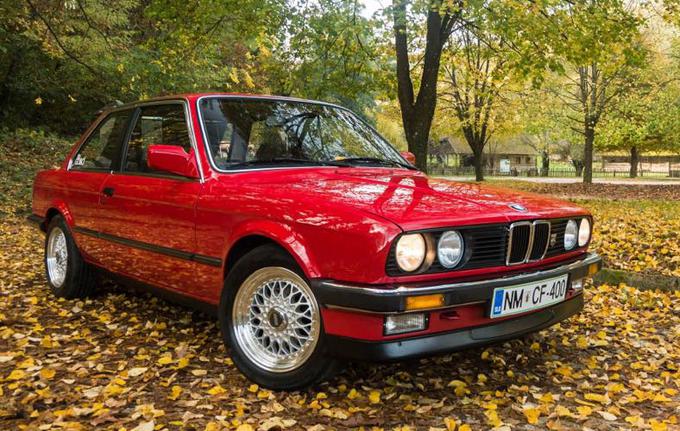 Denis Trbanc: Sem pravi fanatik znamke BMW, E30 pa je njena legenda. Že od mladih nog sem sanjal, da ga bom imel. To je avto z dušo. Imam ga tri leta in ga tudi ne bom prodal. Preveč mi pomeni. | Foto: osebni arhiv/Lana Kokl
