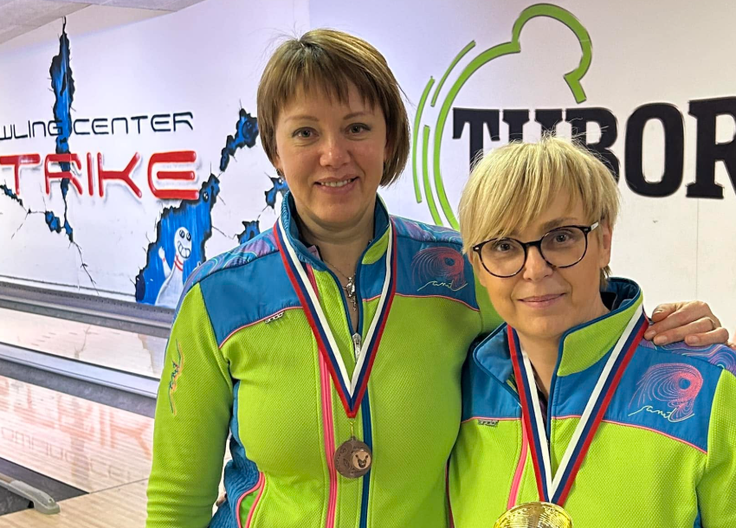 Viktorija Krivolucka in Nataša Pirc Musar sta dolgoletni prijateljici, med drugim pa jo druži ljubezen do bowlinga. | Foto: Facebook / Nataša Pirc Musar