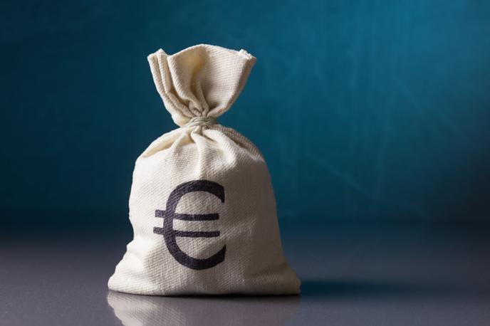 Vreča denarja, denar, evri | Preklic danes napovedanih pogajanj je Kovačič označil za neprimeren, saj bi se po poslovniku pogajanj o tem morala predhodno uskladiti vodji obeh pogajalskih skupin, a je šlo za enostransko potezo. | Foto Shutterstock