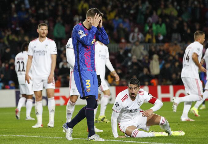 Razočaranje Gerarda Piqueja po dvoboju z Benfico. Barcelona je zapravila priložnost, da bi si z zmago že zagotovila napredovanje med najboljših 16. | Foto: Reuters