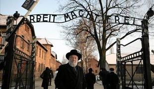 Napisa "Delo osvobaja" ne bo več na vhodu v Auschwitz