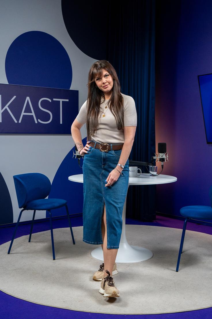 Voditeljica Eva Cimbola je bila v Spotkastu oblečena v oblačila RED by MANA. | Foto: Liam Toni Šironjič