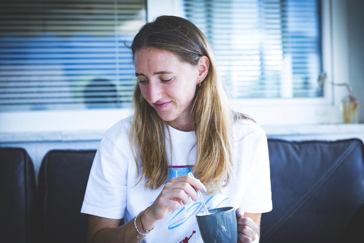 Odkar prihaja na reprezentančne zbore iz ZDA, po prihodu v domovino kar dolgo čuti "jet lag", začasno motnjo spanja. "Potrebujem vsaj tri dni, da pridem k sebi. Tako se prebujam ob štirih zjutraj in podobno. Takrat moram ostati tiho, da ne zbudim svoje cimre. Zato bi bilo fino, da bi lahko imela vsaka reprezentantka svojo sobo. Tako kot imajo druge reprezentance." | Foto: Ana Kovač