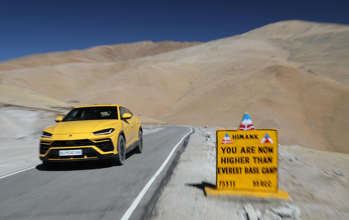 Umling La cesta lamborghini | Umling La je najvišja prevozna cesta na svetu, ki leži višje kot bazni tabor na najvišji gori na svetu Everest. | Foto Lamborghini