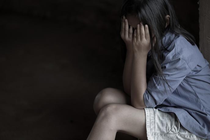 nasilje otrok stiska |  Fantovi starši so imeli dekle zaprto v svoji hiši.