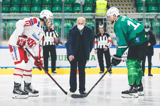 Legendarni slovenski hokejist Tone Prosenc je izvedel začetni met. | Foto: Grega Valančič/Sportida