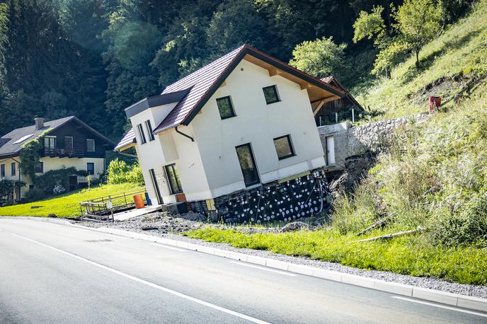 Luče | Deroča voda je v Lučah spodjedla zemljo in nagnila povsem novo hišo.