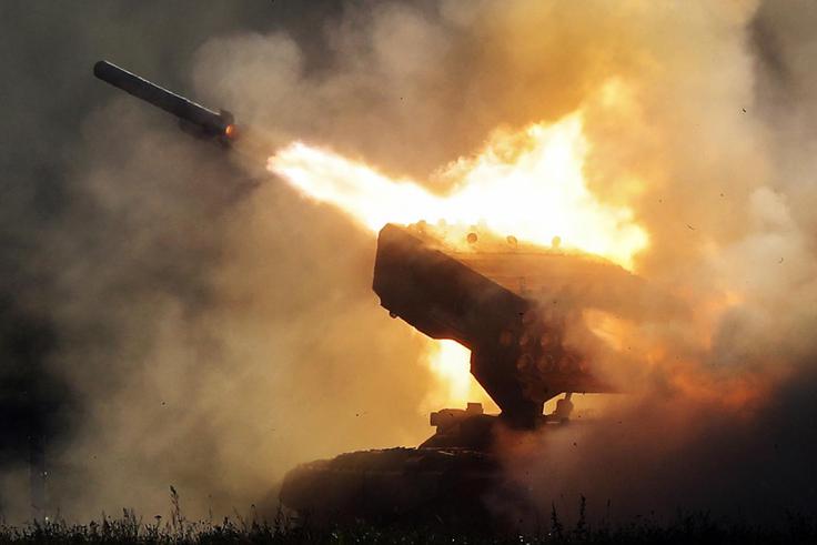 Ruski večcevni mobilni raketomet TOS-1a, ki lahko izstreljuje tudi termobarične rakete.  | Foto: Guliverimage