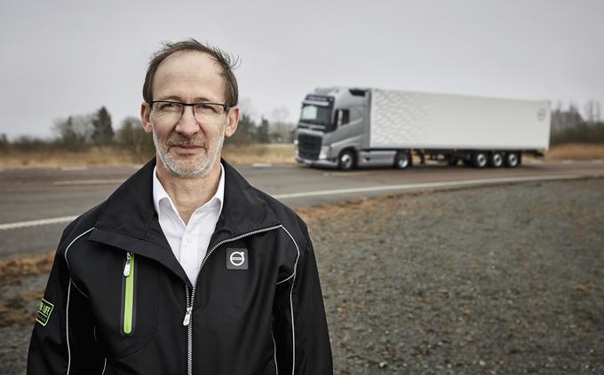 "Zelo dobro je, da se zakonodaja zaostruje, vendar menim, da so zakonske zahteve še vedno premalo stroge. Če vozite s hitrostjo 80 kilometrov na uro, ko se aktivira sistem za zaviranje v sili, morate hitrost zmanjšati za precej več kot le 20 kilometrov na uro, da se izognete hudemu trčenju, če se je vozilo spredaj ustavilo," pravi prvi mož Volvove prometne varnosti Carl Johan Almqvist. | Foto: Volvo