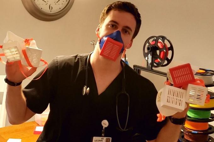 Ameriški zdravnik Chris Wiles z natisnjenimi maskami Gladius. | Foto: Thingiverse