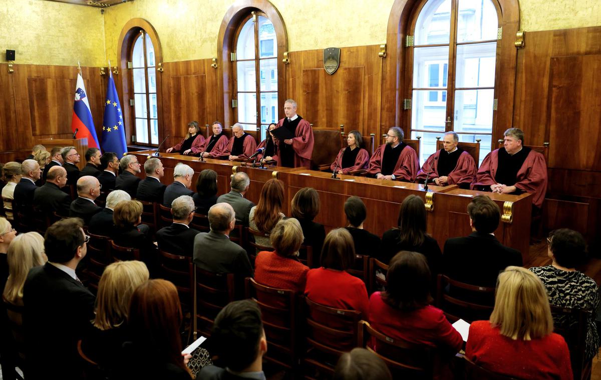 Ustavno sodišče | Ustavno sodišče je pritrdilo državnemu svetu, da so bile občine – z izjemo izdaje potrdila o plačanem komunalnem prispevku – popolnoma izključene iz samega postopka odločanja o izdaji dovoljenja za objekt daljšega obstoja. | Foto STA