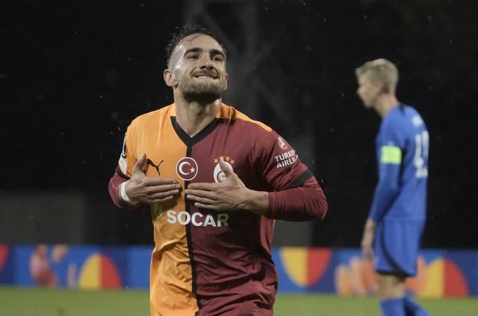 Veselje Yunusa Akguna, ko je popeljal Galatasaray v Rigi v vodstvo z 2:0, in razočaranje kapetana RFS Žige Lipuščka. | Foto: Reuters