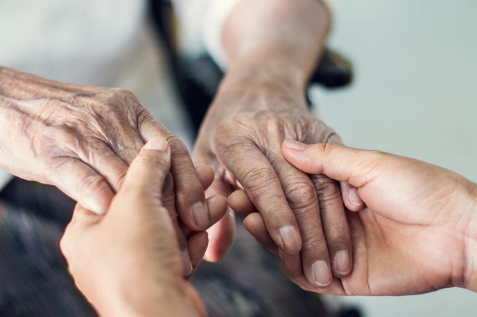 Upokojenci | Oskrbnine v domovih za ostarele naj bi se po oceni Skupnosti socialnih zavodov Slovenije povečale za od dva do tri odstotke. | Foto Getty Images