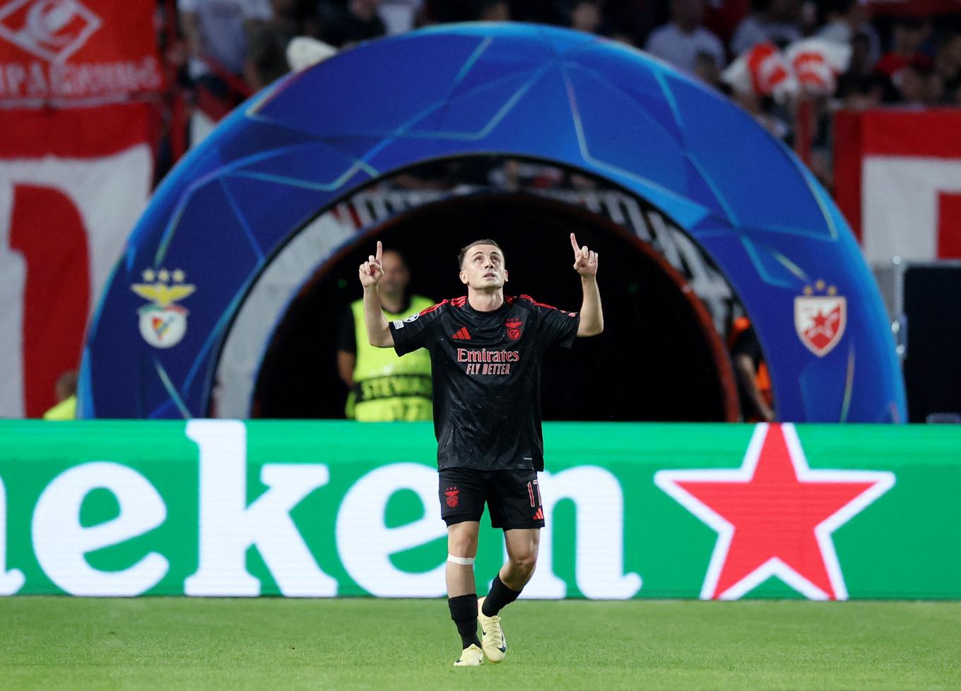 O turco Kerem Akturkoglu deu ao Benfica a vantagem em Belgrado logo aos nove minutos. Seu companheiro de seleção, Orkun Kökçü, aumentou a vantagem aos 29 minutos, após cobrança de falta precisa. | Foto: Reuters