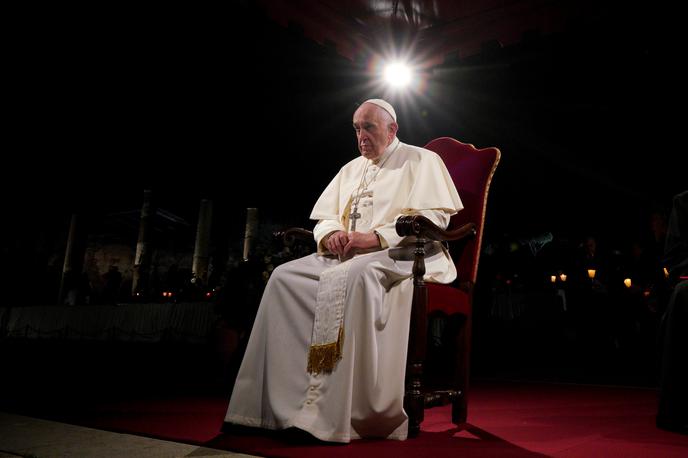 Križev pot | Papež Frančišek je v rimskem Koloseju na veliki petek spremljal tradicionalni križev pot. | Foto Reuters