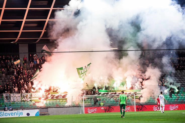 Na povratno tekmo v Maribor bo odpotovalo veliko privržencev Olimpije. | Foto: Vid Ponikvar