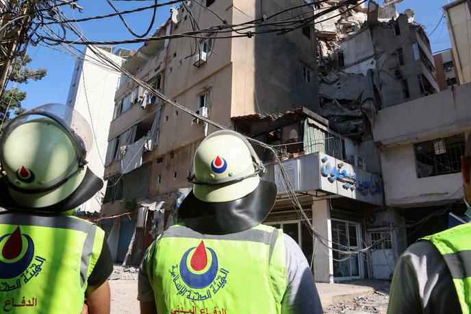 Bejrut | V izraelskem napadu na Hezbolahov štab v južnem delu libanonske prestolnice, po katerem se je zrušila sosednja večnadstropna stanovanjska stavba, so v torek umrle tri osebe, od tega dva otroka, je danes sporočilo libanonsko ministrstvo za zdravje. Še najmanj 74 ljudi je ranjenih. | Foto Reuters