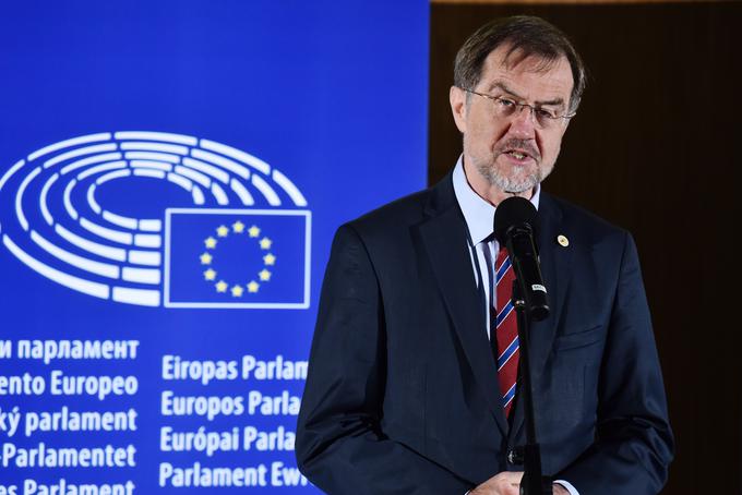 Evropski poslanec Lojze Peterle je prepričan, da morajo države članice EU občutljiv problem migracij in beguncev reševati skupaj, ne pa vsaka posebej. | Foto: STA ,