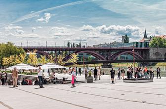 V Mariboru sinoči dva nasilna ropa