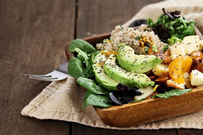 Tudi kvinoja je zadnje čase velika zvezda. Če je nimate, jo lahko nadomestite z rižem ali ajdo in ne boste nič manj zdravi. | Foto: Thinkstock