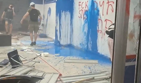 V Srbiji vse bolj napeto, protestniki vdrli v prostore SNS #video