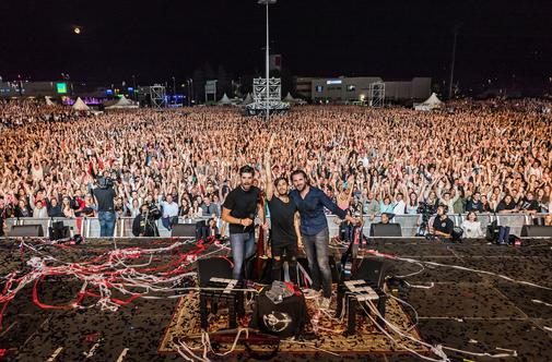 Na koncertu 2Cellos v Kopru kar 13 tisoč ljudi #foto