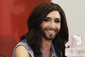 Do košate brade, kot jo ima Conchita, tudi z operacijo (video)